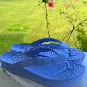 πΊ CROCS resort flip flops π©΄ π΄ lilac 10
